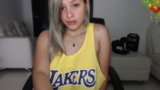 lulu_lopez jerking off sitting on the edge of the bed