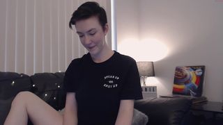 sex_bean petite chick fucks herself with toys