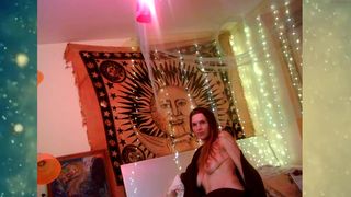 natural_lovers jerking off the clit on the bed