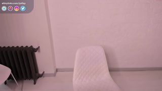 jykfqy naughty female caresses shaved cunt
