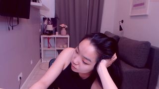 lienpak dark haired babe masturbates pussy with vibrator