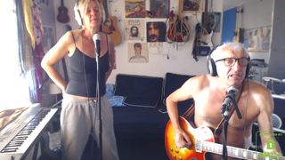 win2win thick mare fucks both holes