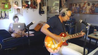 win2win shy harlot fingering pussy in the shower