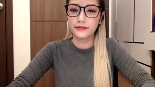 yeu_asian cute chick jerking her pussy with a phallus