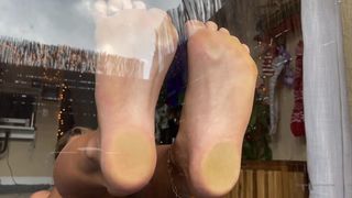 onlyfans moodyfeet fucks her pussy